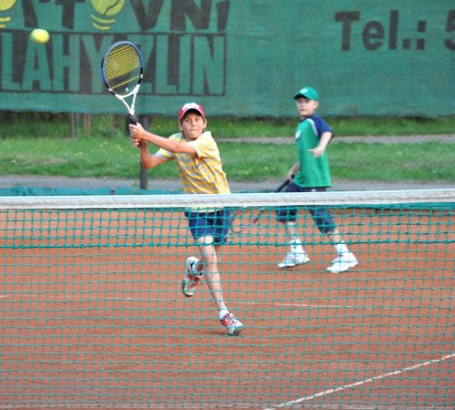 Kopřivnický mladší žák Dominik Bartoň (vlevo) získal titul ve dvouhře a spolu s Krystynem i ve čtyřhře.<br/>
FOTO: JANA FEILHAUEROVÁ
