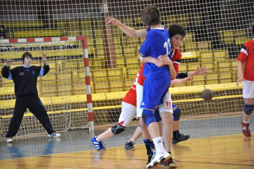 Kopřivnický tým starších žáků porazil v domácím 5. turnaji Žákovské ligy mimo jiné i Duklu Praha a v polovině května si zahraje o postup do šestičlenného finále prestižní soutěže.<br/>
FOTO: JANA FEILHAUEROVÁ
