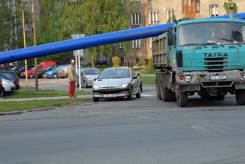 Při rekonstrukci vodovodního potrubí na ulici Obránců míru docházelo i ke kuriózním situacím, kdy auta musela podjíždět instalované potrubí.<br/> 
FOTO: DAVID MACHÁČEK

