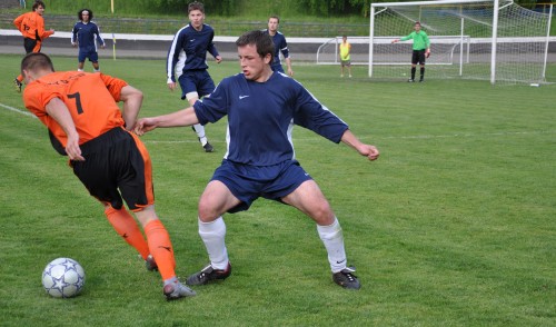 I obránce Lukáš Horák (vpravo) se podílel na vítězství fotbalistů Kopřivnice nad Novým Jičínem B, jenž dosud vévodil tabulce okresního přeboru.<br/>
FOTO: DANA HOĎÁKOVÁ
