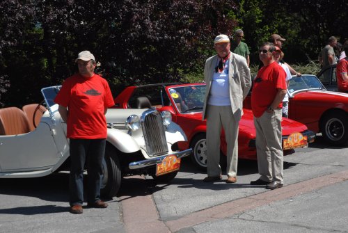 Účastníci Těšínské rallye z Polska, Slovenska a České republiky předvedli své plechové miláčky na pěší zóně.<br/>
FOTO: DAVID MACHÁČEK
