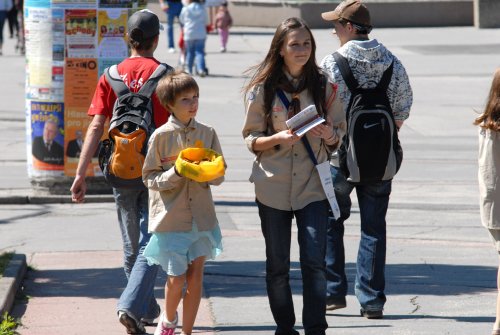 Třináctý ročník celonárodní květinové sbírky aktivně podpořily hned čtyři místní organizace. Kromě skautů také pionýři, svaz žen a Kapka 97.<br/>
FOTO: DAVID MACHÁČEK
