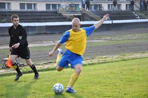 Centry útočníka fotbalového týmu Kopřivnice Tomáše Kostelníka mohou být pro soupeře velkou hrozbou. Poznal to i Štramberk, který dostal dva góly po jeho rohových kopech.<br/> FOTO: J. FEILHAUEROVÁ