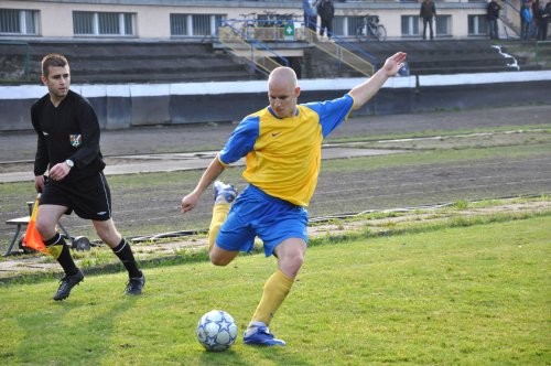 Centry útočníka fotbalového týmu Kopřivnice Tomáše Kostelníka mohou být pro soupeře velkou hrozbou. Poznal to i Štramberk, který dostal dva góly po jeho rohových kopech.<br/> FOTO: J. FEILHAUEROVÁ