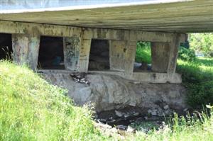 Během pár dnů začnou pracovníci ostravské firmy Makos zpevňovat podemletý pilíř mostu na Erbenově ulici.<br/>
FOTO: DAVID MACHÁČEK

