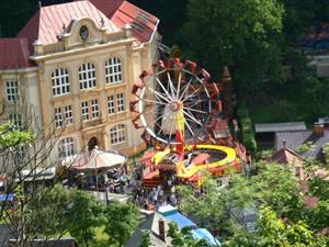 Kolotoče a zábavné atrakce tradičně dokreslují pouťový kolorit. Část jich ve Štramberku byla instalována u základní školy a na náměstí.<br/><br/>
FOTO: ILONA MAZALOVÁ
