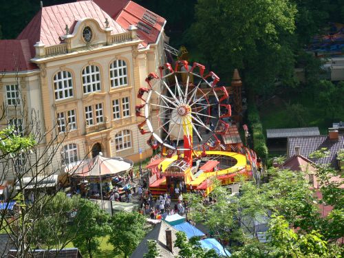 Kolotoče a zábavné atrakce tradičně dokreslují pouťový kolorit. Část jich ve Štramberku byla instalována u základní školy a na náměstí.<br/><br/>
FOTO: ILONA MAZALOVÁ
