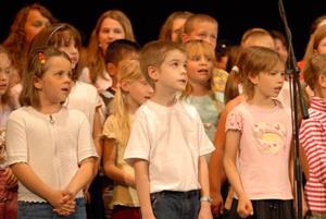 Také žákovský pěvecký sbor Kopřivka se minulý týden účastnil rozlučkového koncertu s dosavadním provozovatelem kulturního domu firmou Ludvík Moravia.<br/>
FOTO: DAVID MACHÁČEK
