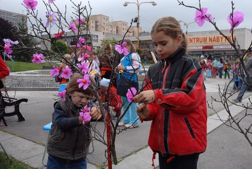Dvě účastnice letošního Dne dětí přivazují růžové kvítky na připravenou větev v rámci soutěže nazvané Ikebana.<br/>
FOTO: DAVID MACHÁČEK
