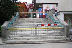 I když už jsou schody uzavřeny pro veřejnost delší dobu, v současné době vybírá město firmu, která by je měla během příštího měsíce opravit.<br/>
FOTO: DANA HOĎÁKOVÁ
