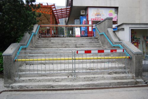 I když už jsou schody uzavřeny pro veřejnost delší dobu, v současné době vybírá město firmu, která by je měla během příštího měsíce opravit.<br/>
FOTO: DANA HOĎÁKOVÁ
