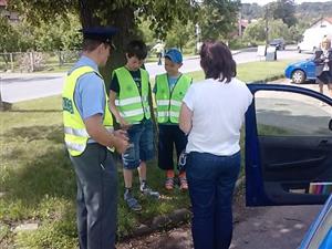 Děti odměňovaly zastavené řidiče obrázky. Ti, kteří dodržovali rychlost, dostali obrázek s veselým autíčkem. Smutné naopak ti, kteří jeli rychle.<br/>
FOTO: DAVID MACHÁČEK
