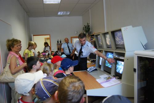 V rámci projektu Autobus mám rád, je náš kamarád, si děti prohlédly i vybavení služebny městské policie.<br/> FOTO: DANA HOĎÁKOVÁ