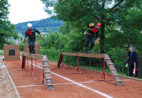 Minulou sobotu probíhaly v Mniší po celý den hasičské závody. Nejdříve soutěžily děti, poté dospělí. Ti soutěžili o Pohár rady města a v okrskovém kole v požárním sportu. FOTO: DANA HOĎÁKOVÁ