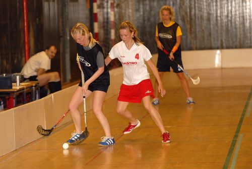 Extraligové ostravské Pepino (v černém) porazilo Kopřivnici B ve skupině 5:1 a později podle předpokladů Vikings Female Cup 2009 vyhrálo.<br/>
FOTO: DAVID MACHÁČEK
