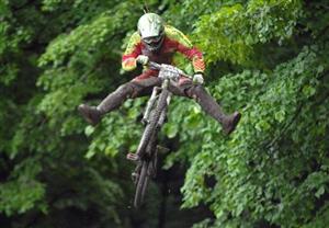 Nedílnou součástí cyklistického závodu ve sjezdu s názvem Boardcentrum.cz Downhill Kopřivnice byly skoky, při kterých bikeři létali vzduchem až deset metrů.<br/>
FOTO: DAVID MACHÁČEK
