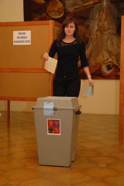 Volební účast v historicky druhých eurovolbách byla v Kopřivnici o něco vyšší než před pěti lety. Svůj lístek do urny vhodilo víc jak pět tisíc oprávněných voličů.<br/>
FOTO: DAVID MACHÁČEK
