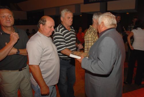 Pamětní list z rukou předsedy klubu Rudolfa Jaroně převzal při oslavách i dlouholetý trenér klubu Karel Farkaš.<br/>
FOTO: DAVID MACHÁČEK
