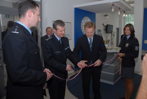 Náměstek krajského policejního ředitele Dalimil Sypták a starosta Kopřivnice Josef Jalůvka minulý týden slavnostně uvedli do provozu novou recepci obvodního oddělení PČR.<br/>
FOTO: DAVID MACHÁČEK
