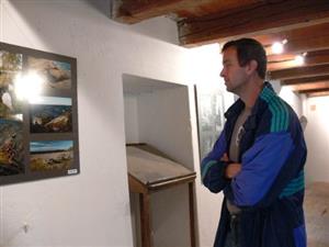 Interiér bartošovického vodního mlýna po citlivě provedené rekonstrukci poskytuje spoustu zajímavého prostoru k instalacím fotografických prací.<br/>
FOTO: ILONA MAZALOVÁ
