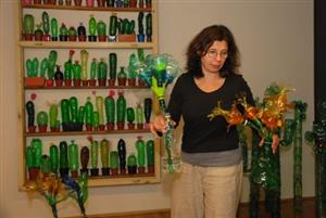 Veronika Richterová při instalaci svých neobvyklých plastik z vyhozených PET láhví. Její díla jsou až do září k vidění v Šustalově vile.<br/>
FOTO: DAVID MACHÁČEK
