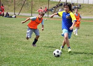 Pátý ročník turnaje základních škol v kopané, kterého se zúčastnilo sedm škol z okresu Nový Jičín, vyhrál tým kopřivnické ZŠ Emila Zátopka (ve světlém).<br/>
FOTO: JANA FEILHAUEROVÁ

