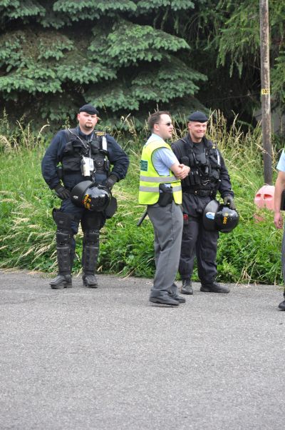 Policejní jednotky včetně několika těžkooděnců očekávaly v pondělí večer u vlakového nádraží v Kopřivnici pravicové extrémisty. Nakonec ovšem dorazilo jen několik jednotlivců.<br/> FOTO: D. MACHÁČEK