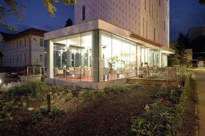 Prosklená kavárna hotelu Olympia byla jednou z věcí, která rozhodla o jeho umístění mezi nejlepší stavby kraje.<br/> 
FOTO: KAMIL MRVA ARCHITECTS
