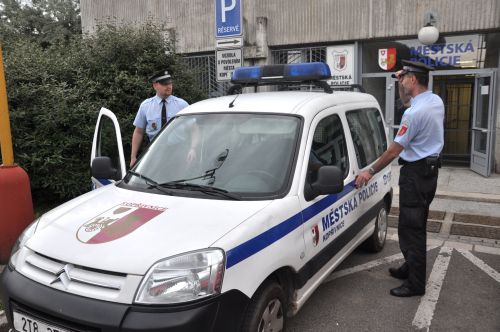 Strážníci městské policie během své služby dohlížejí na dodržování pořádku v obci a také pomáhají, například s otevřením bytu, či v případě nutnosti poskytnou i první pomoc.<br/>  FOTO: DAVID MACHÁČEK