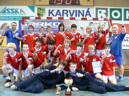 Sen se stal skutečností. Kopřivnický tým starších žáků vybojoval titul mistra ČR a oprávněně tak na palubovce Karviné zatínal vítězně pěsti.<br/>
FOTO: ARCHIV
