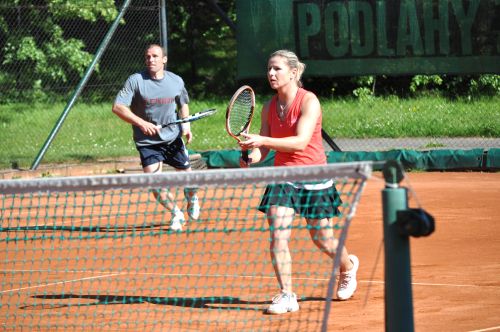 Vůbec poprvé se z vítězství v kopřivnickém tenisovém turnaji V.I.P. radoval smíšený pár, a to Zuzana Lindnerová s Janem Halatou.<br/>
FOTO: JANA FEILHAUEROVÁ

