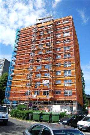 Panelový dům č. p. 1071 na ulici Kpt. Nálepky prý OSBD nechává opravit dráž, než bylo nutné.<br/>
FOTO: DANA HOĎÁKOVÁ
