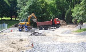 Při budování dětského dopravního hřiště se projevily problémy s podložím. Firma musela plochu uměle zpevnit.<br/>
FOTO: DANA HOĎÁKOVÁ
