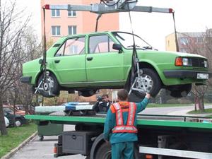 Během letošního čištění komunikací včetně přilehlých parkovišť muselo být odtaženo 125 vozidel, která bránila úklidu.<br/>
ILUSTRAČNÍ FOTO: DAVID MACHÁČEK
