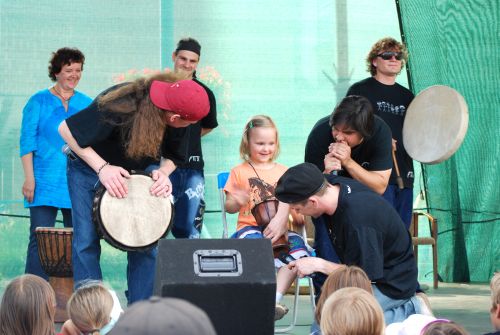 Kapela ALL X si během svého vystoupení v Kopřivnici vyzkoušela také novou členku souboru z publika.<br/>
FOTO: DANA HOĎÁKOVÁ
