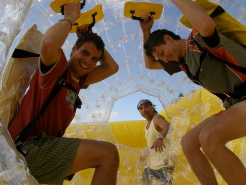 Novou adrenalinovou zábavu připravil pro své návštevníky provozovatel příborského koupaliště. Nově mohou zorbovat ze sousedního svahu.