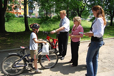 Starosta spolu s místostarostkou předali kolo z projektu Na kolo jen s přilbou Marianu Žluvovi, který splňoval podmínku bezpečné jízdy. 
FOTO: DANA HOĎÁKOVÁ