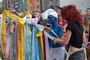 Zástupci absolventských devátých ročníků místních základních škol se s lavicemi ve třídách rozloučili tradiční rozvernou slavností ve středu města.
FOTO: DAVID MACHÁČEK