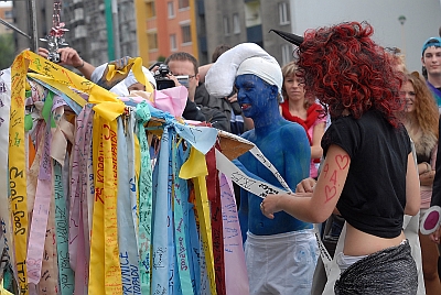 Zástupci absolventských devátých ročníků místních základních škol se s lavicemi ve třídách rozloučili tradiční rozvernou slavností ve středu města.
FOTO: DAVID MACHÁČEK