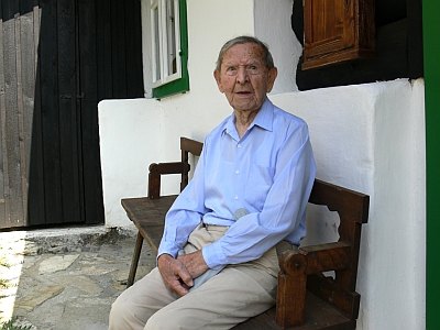 Stoletý Josef Hajda pózoval během oslav svého jubilea před rodným domem. 
FOTO: ILONA MAZALOVÁ