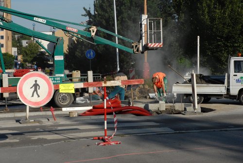V rámci projektu Bezbariérové město je upravován také frekventovaný přechod před radnicí. Jeho přestavba by měla být dokončena do termínu kopřivnické pouti, nejpozději do konce prázdnin.<br/>
FOTO: DAVID MACHÁČEK
