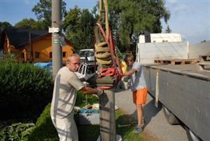 Restaurátoři demontují pískovcový mariánský sloup v Mniší, památka nyní projde čištěním a impregnací. Na své místo se vrátí pravděpodobně v říjnu.<br/>
FOTO: DAVID MACHÁČEK
