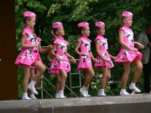 Desítky souborů mažoretek z celé Moravy se představily divákům na příborském náměstí a následně v městském parku.<br/>
FOTO: ILONA MAZALOVÁ
