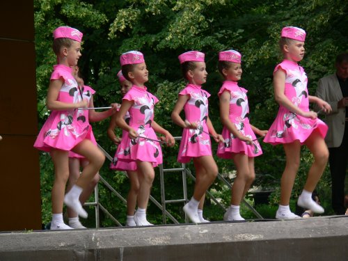 Desítky souborů mažoretek z celé Moravy se představily divákům na příborském náměstí a následně v městském parku.<br/>
FOTO: ILONA MAZALOVÁ
