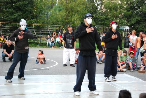 Kopřivnická taneční skupina Bad Boys Revolution se postarala o doprovodný program na premiérové Koprpárty.<br/>
FOTO: DANA HOĎÁKOVÁ
