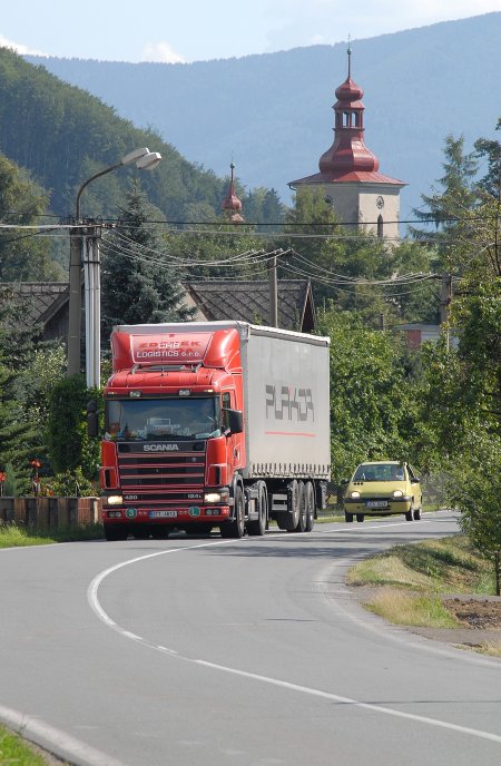 Stovky kamionů denně navíc projíždějí Vlčovicemi a Lubinou. Důvodem je uzavření jednoho z hraničních přechodů na Slovensko.<br/>
FOTO: DAVID MACHÁČEK
