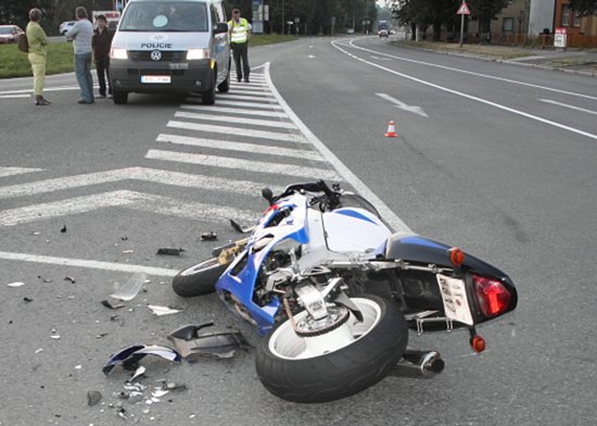 Vážným zraněním ruky mladého motorkáře skončila nepozornost řidičky Felicie. Nehoda se stala na křižovatce v Lubině přesně před týdnem.<br/> 
FOTO: ARCHIV PČR
