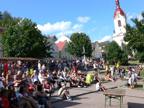 Stánky s pivem byly ve Štramberku o sobotě a neděli v nepřetržitém obležení, stejně jako prostor před pódiem, kde se střídaly různé kapely a hudební tělesa.<br/>
FOTO: ILONA MAZALOVÁ
