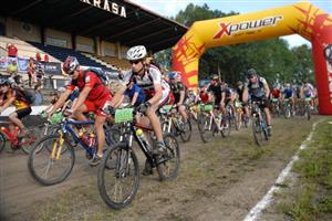 Stovky bikerů startují z kopřivnického letního stadionu do náročného cyklomaratonu Kopřivnický drtič.<br/>
FOTO: DAVID MACHÁČEK
