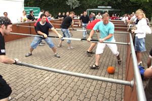 Hřiště na stolní fotbal v německém Rehlingenu ve velkém provedení vzbudilo nejen zájem příborského starosty, ale i účastníci zájezdu se nechali strhnout k aktivní účasti při hře.<br/> 
FOTO: RUDOLF JARNOT
